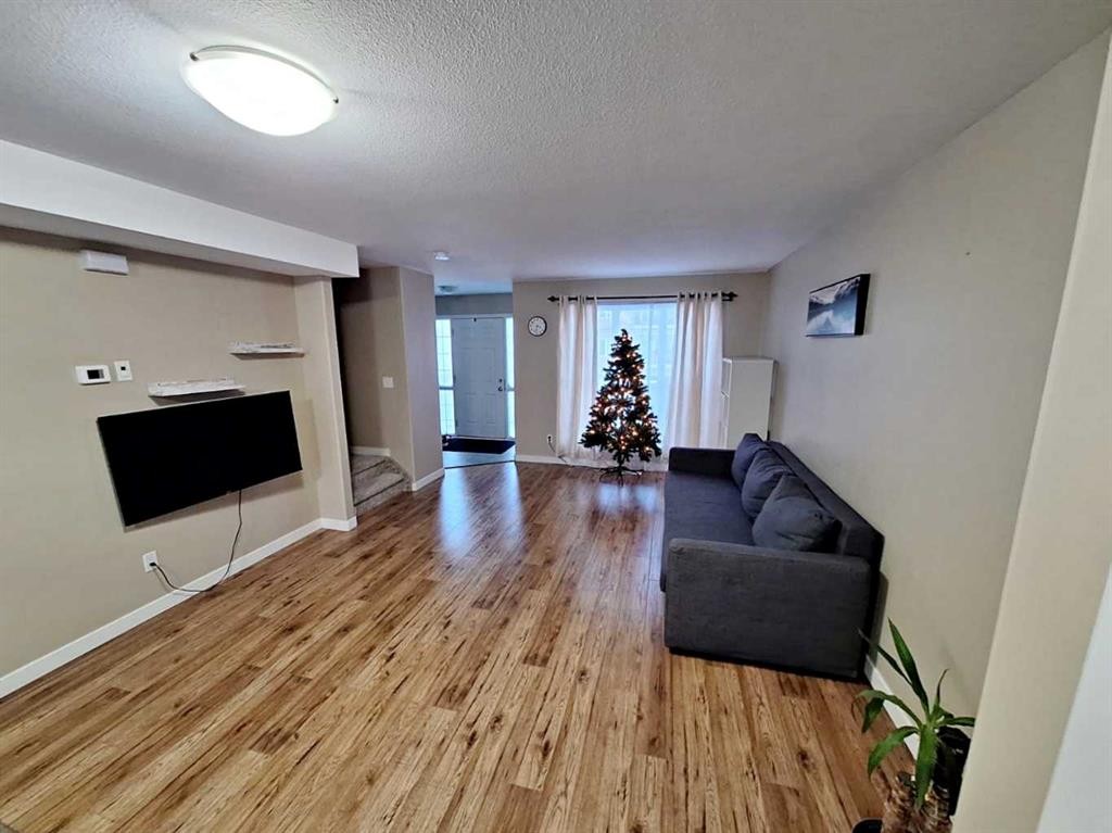 102-4520 51 Street, Vermilion, AB - Indoor Photo Showing Living Room