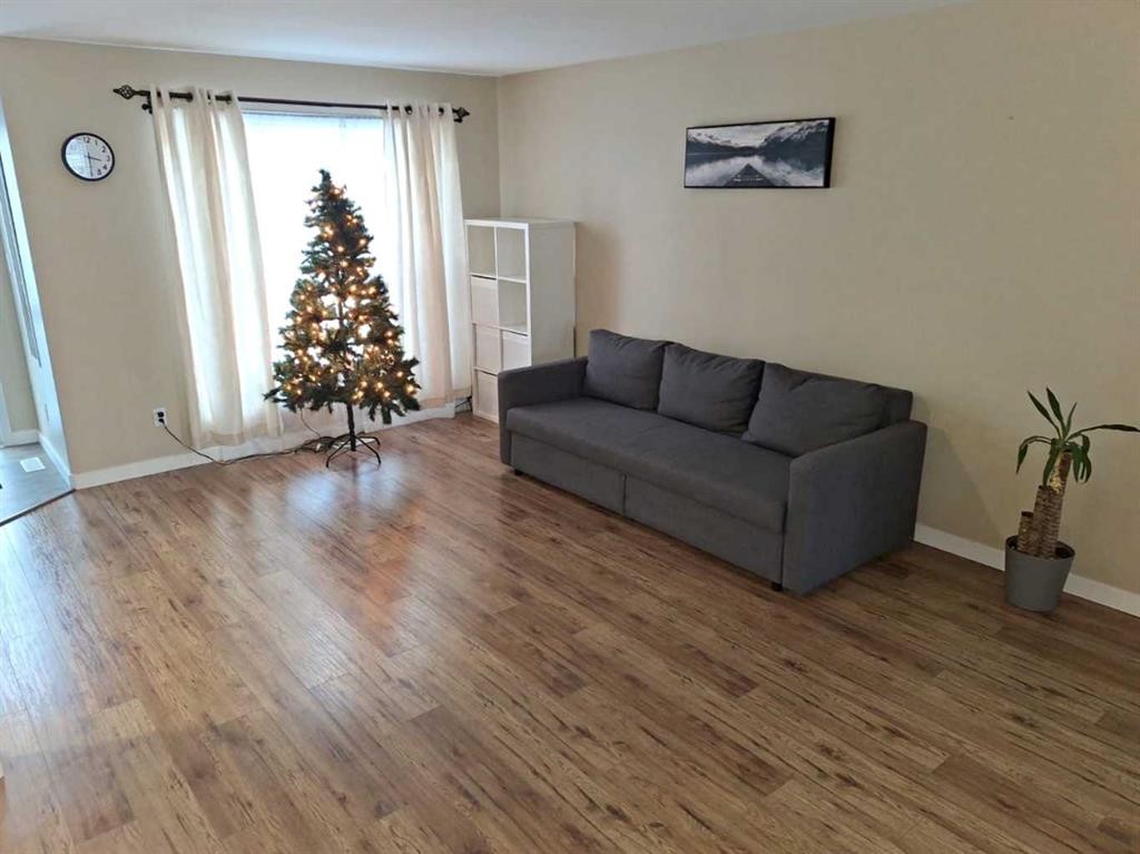 102-4520 51 Street, Vermilion, AB - Indoor Photo Showing Living Room