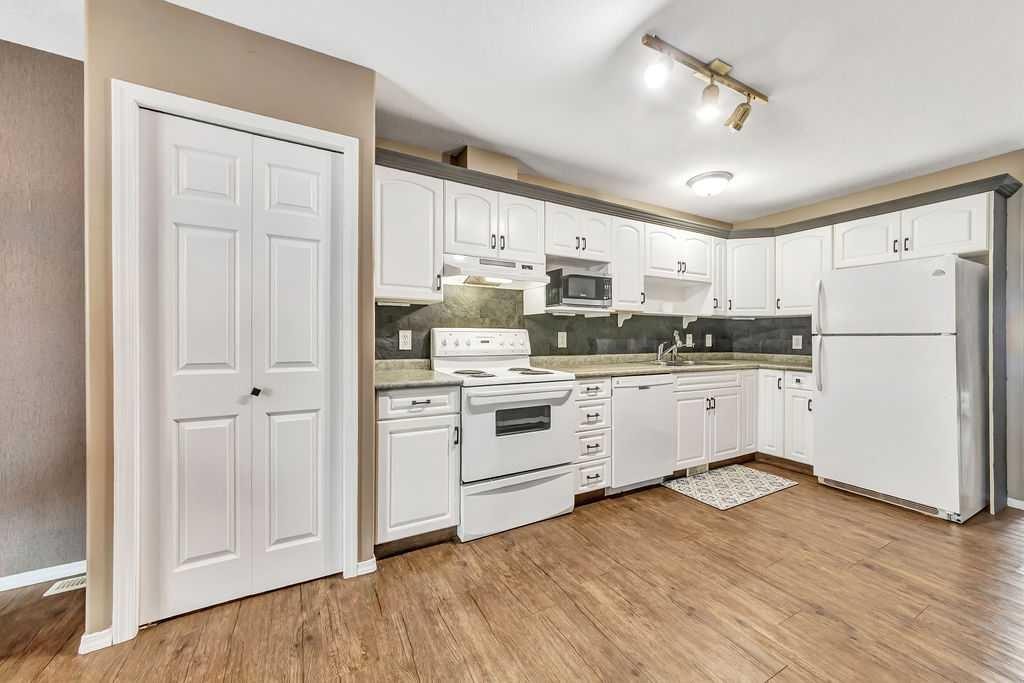 5010 31 Street, Lloydminster, AB - Indoor Photo Showing Kitchen