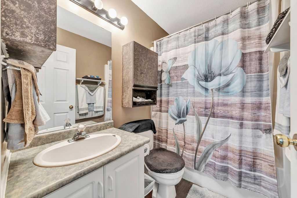 5010 31 Street, Lloydminster, AB - Indoor Photo Showing Bathroom