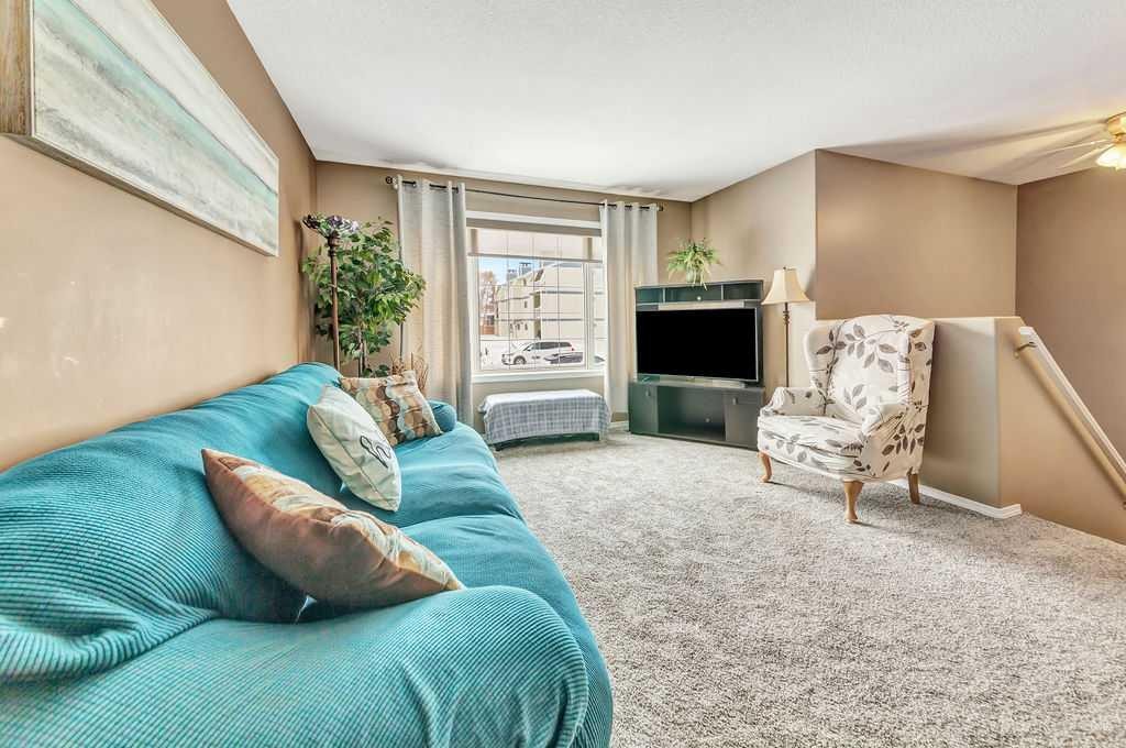 5010 31 Street, Lloydminster, AB - Indoor Photo Showing Living Room