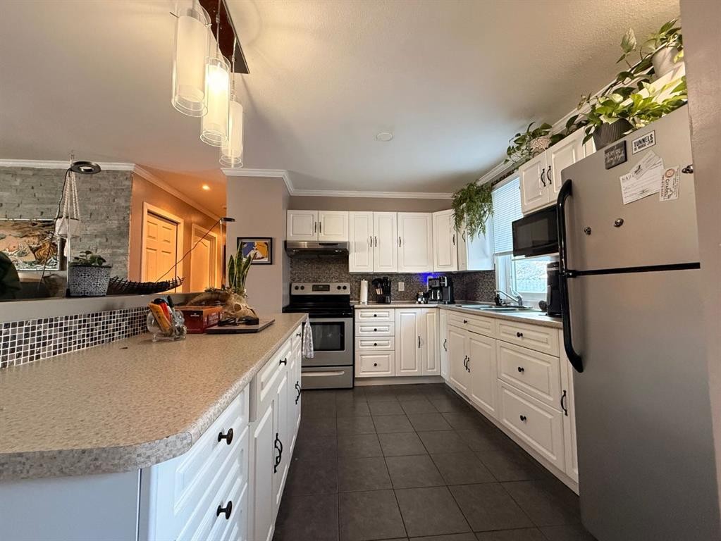 3304 54 Avenue, Lloydminster, AB - Indoor Photo Showing Kitchen
