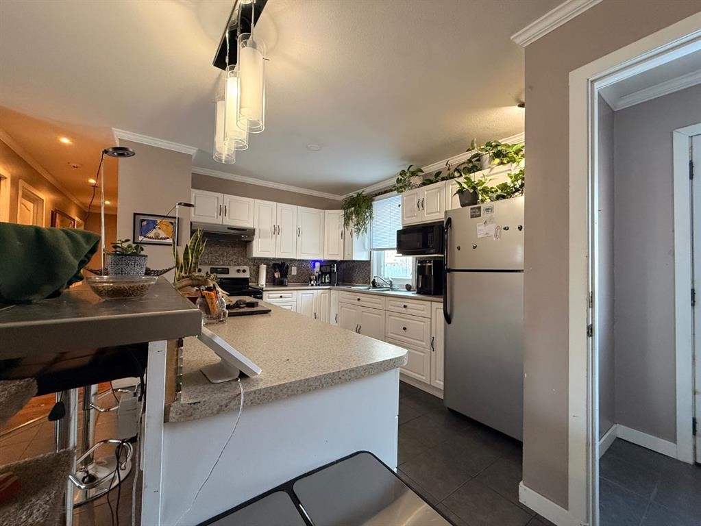 3304 54 Avenue, Lloydminster, AB - Indoor Photo Showing Kitchen