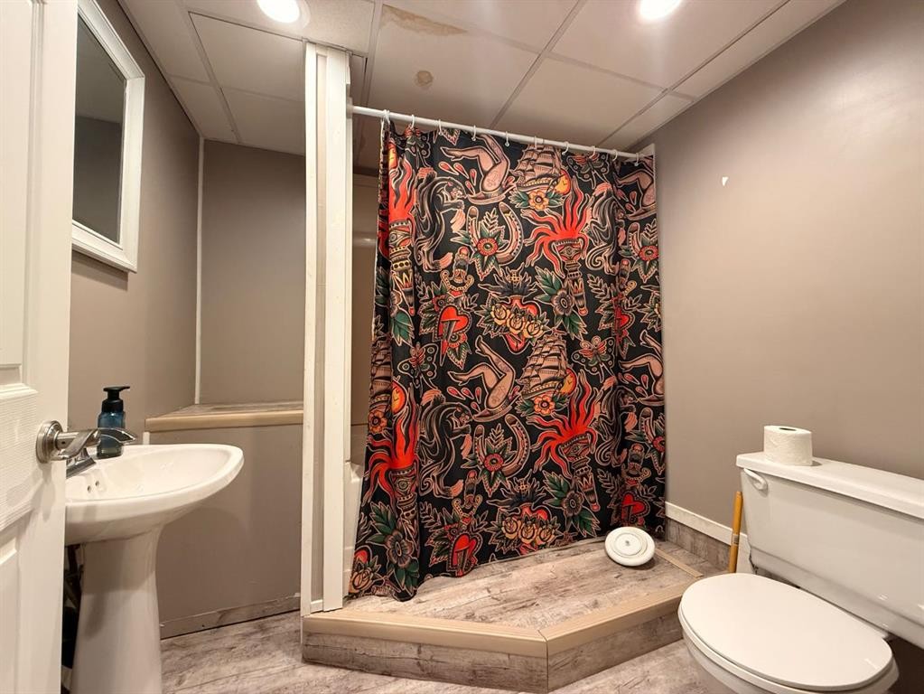 3304 54 Avenue, Lloydminster, AB - Indoor Photo Showing Bathroom