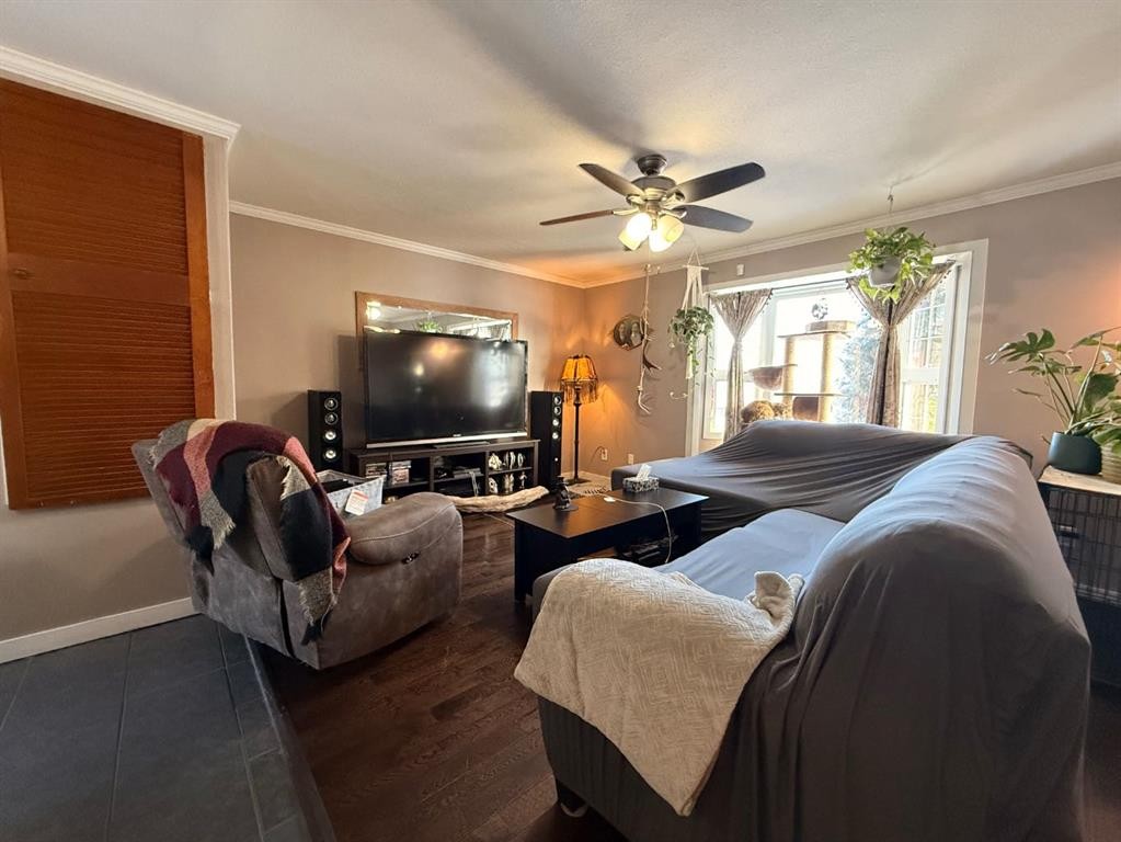 3304 54 Avenue, Lloydminster, AB - Indoor Photo Showing Living Room