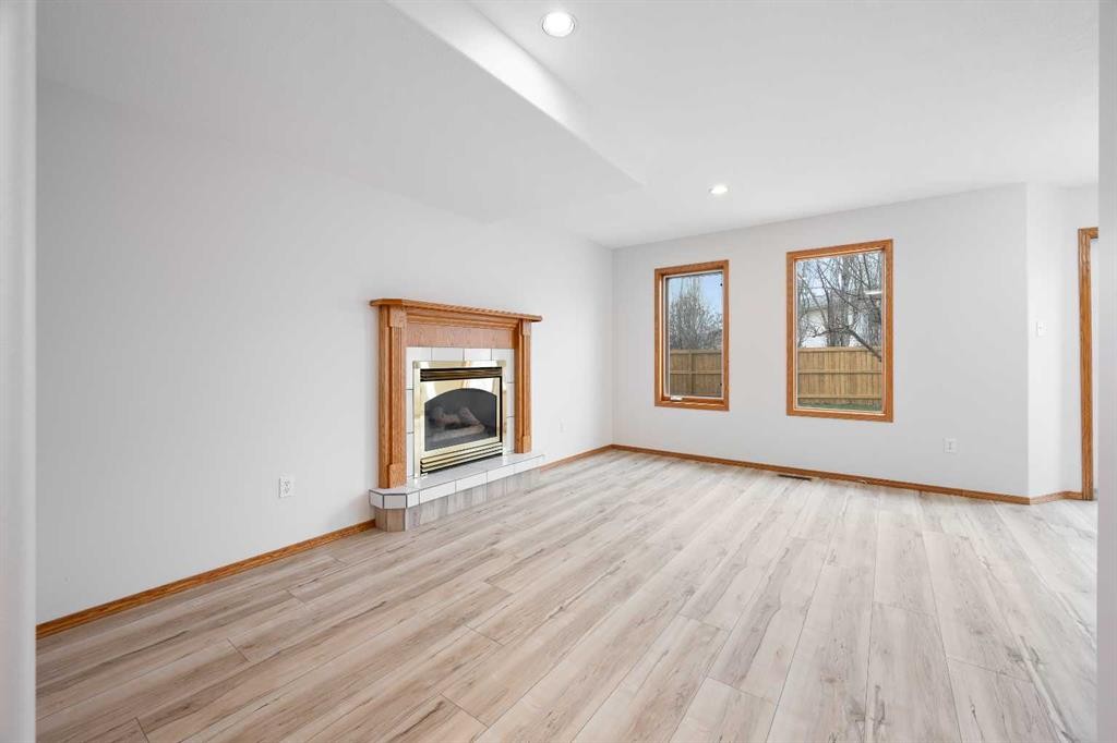 4006 59 Avenue Close, Lloydminster, AB - Indoor Photo Showing Living Room With Fireplace