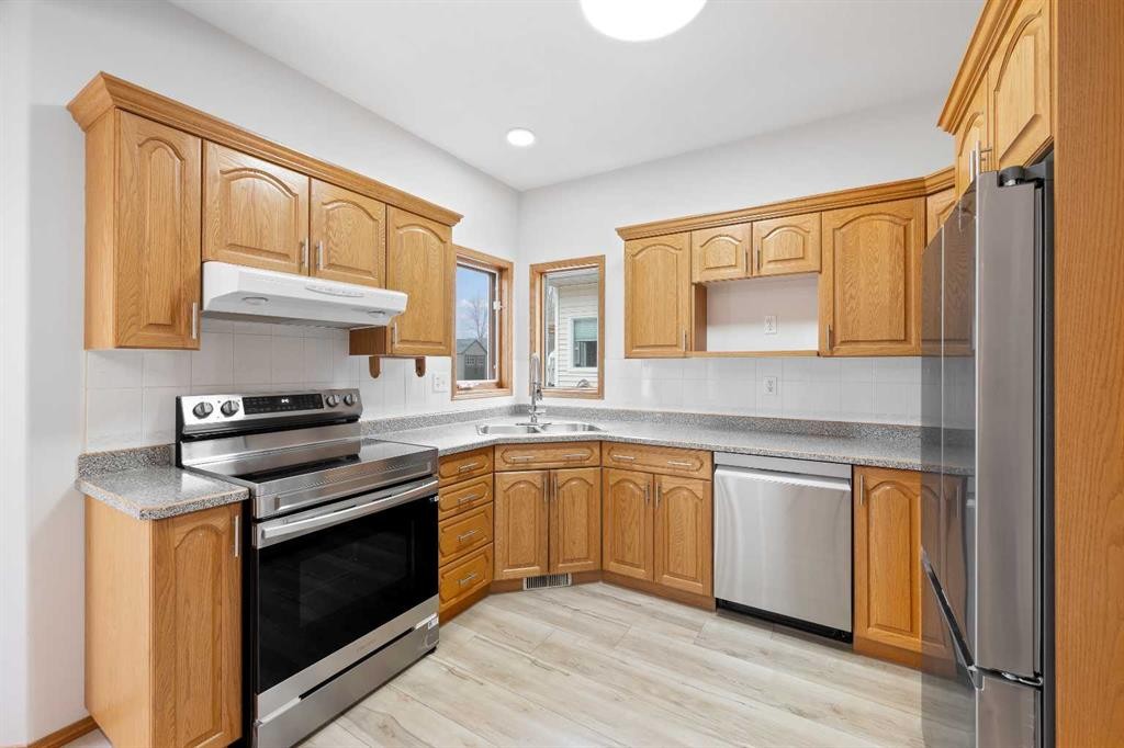 4006 59 Avenue Close, Lloydminster, AB - Indoor Photo Showing Kitchen With Double Sink