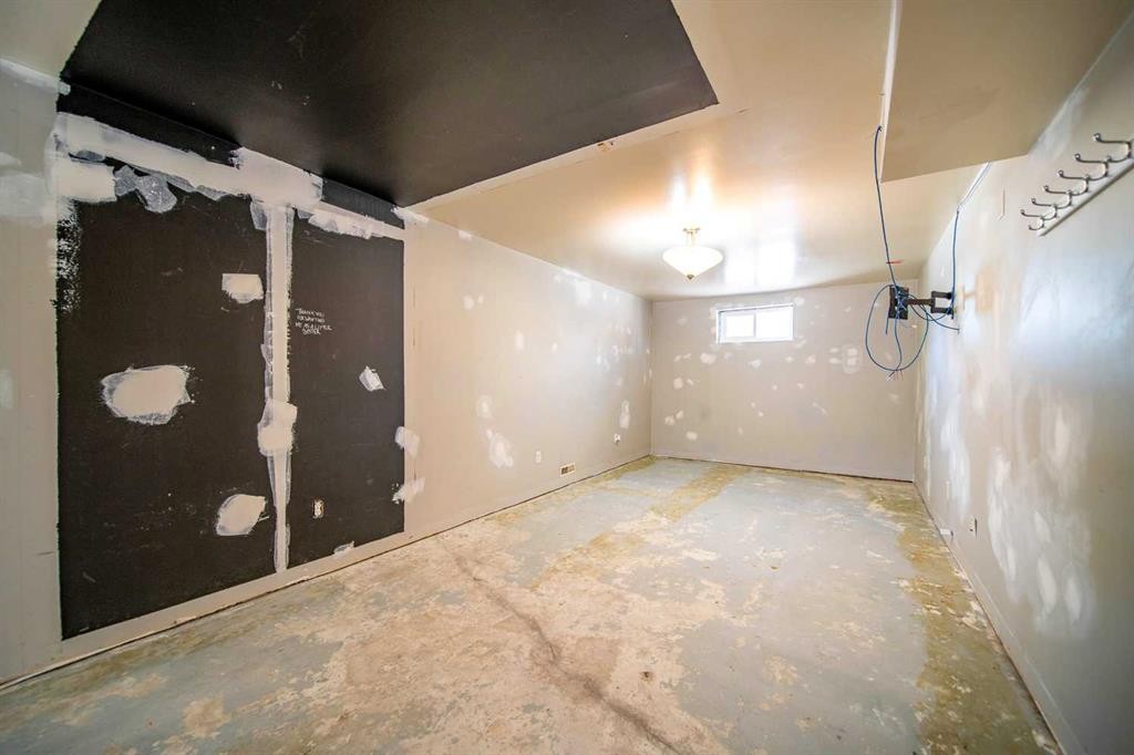 226 5 Avenue, Wainwright, AB - Indoor Photo Showing Garage