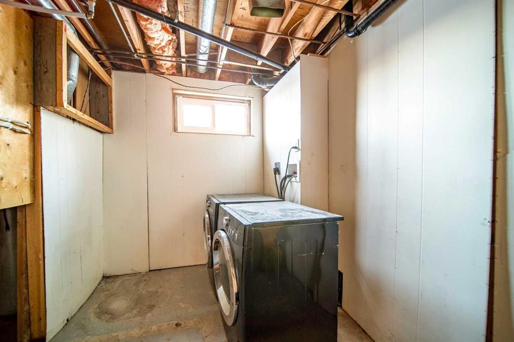 226 5 Avenue, Wainwright, AB - Indoor Photo Showing Laundry Room