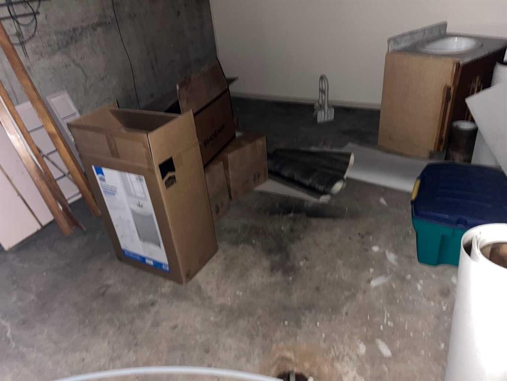 5127 52 Street, Mannville, AB - Indoor