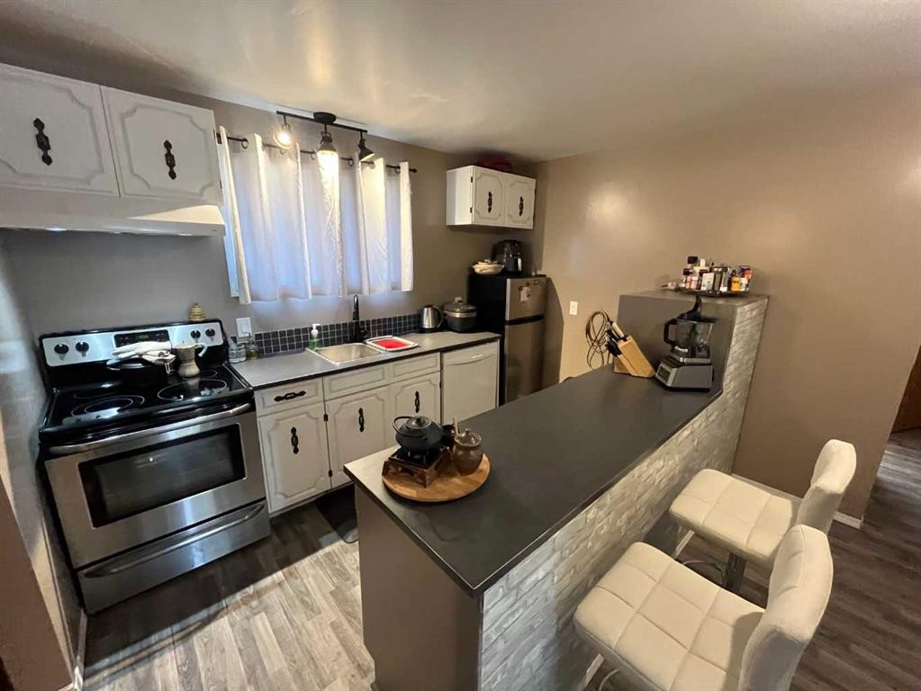 5127 52 Street, Mannville, AB - Indoor Photo Showing Kitchen