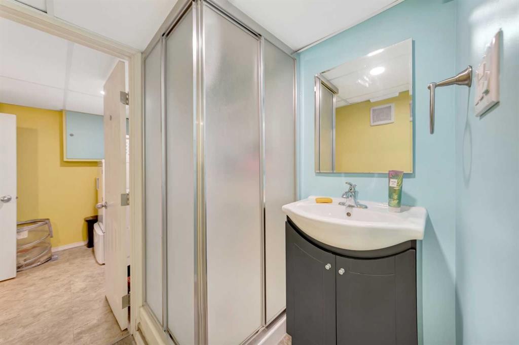 230 2 Avenue, St. Walburg, SK - Indoor Photo Showing Bathroom