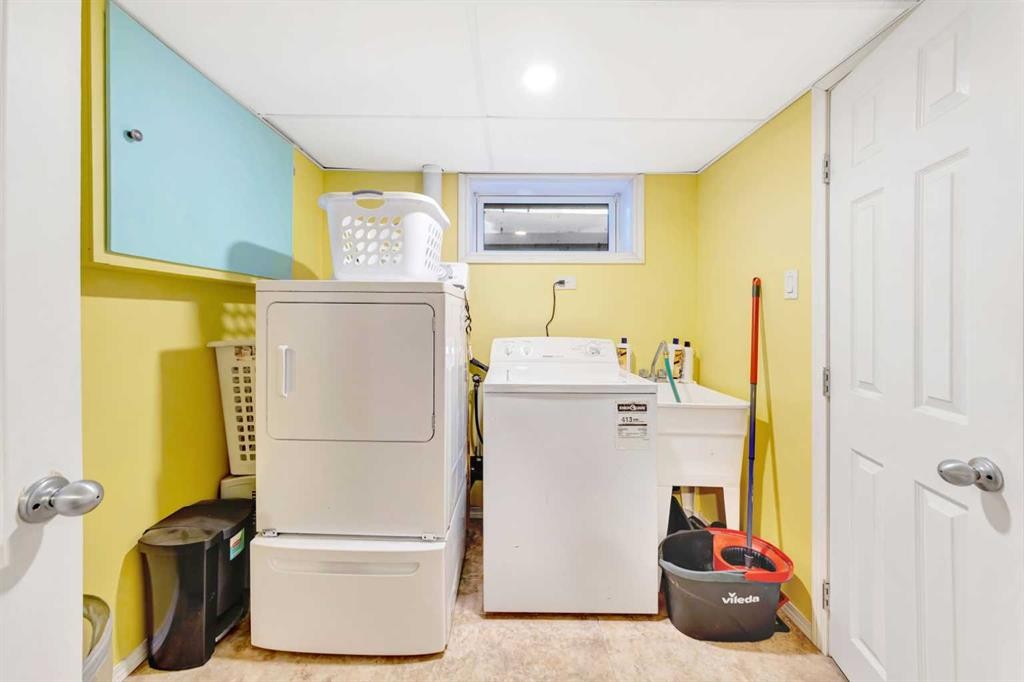 230 2 Avenue, St. Walburg, SK - Indoor Photo Showing Laundry Room