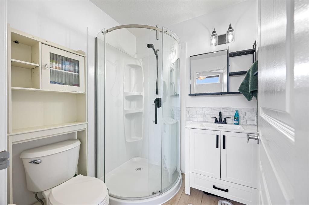 3904 63 Avenue, Lloydminster, AB - Indoor Photo Showing Bathroom