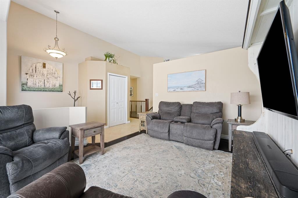 3904 63 Avenue, Lloydminster, AB - Indoor Photo Showing Living Room