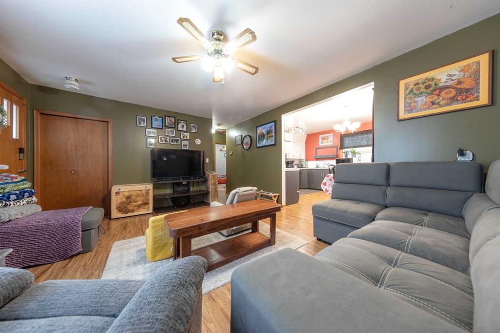 111 4 Avenue West, Maidstone, SK - Indoor Photo Showing Living Room
