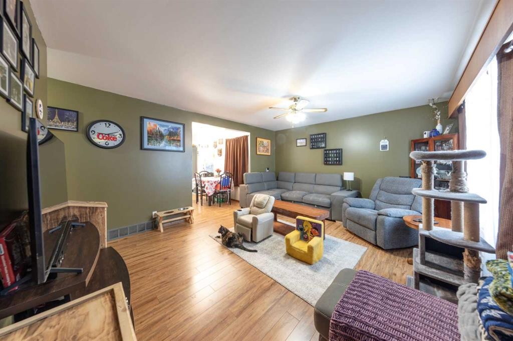 111 4 Avenue West, Maidstone, SK - Indoor Photo Showing Living Room