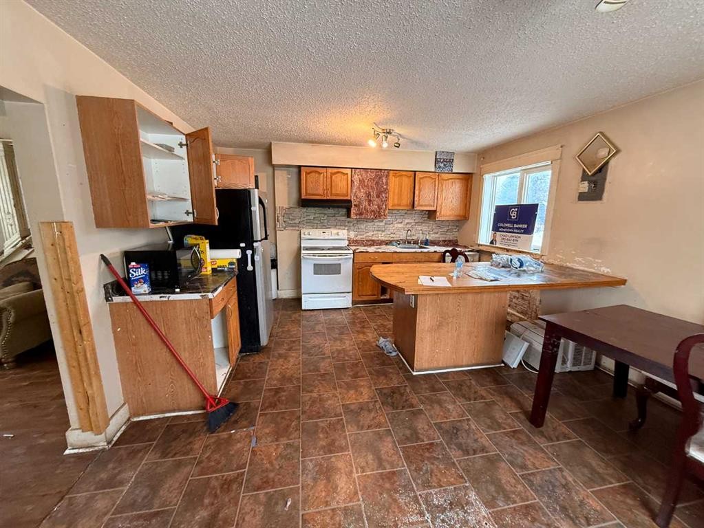 56-305 5 Street, Wainwright, AB - Indoor Photo Showing Kitchen