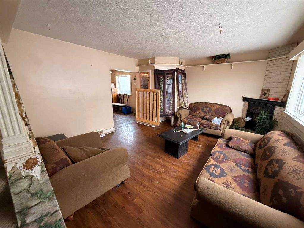 56-305 5 Street, Wainwright, AB - Indoor Photo Showing Living Room