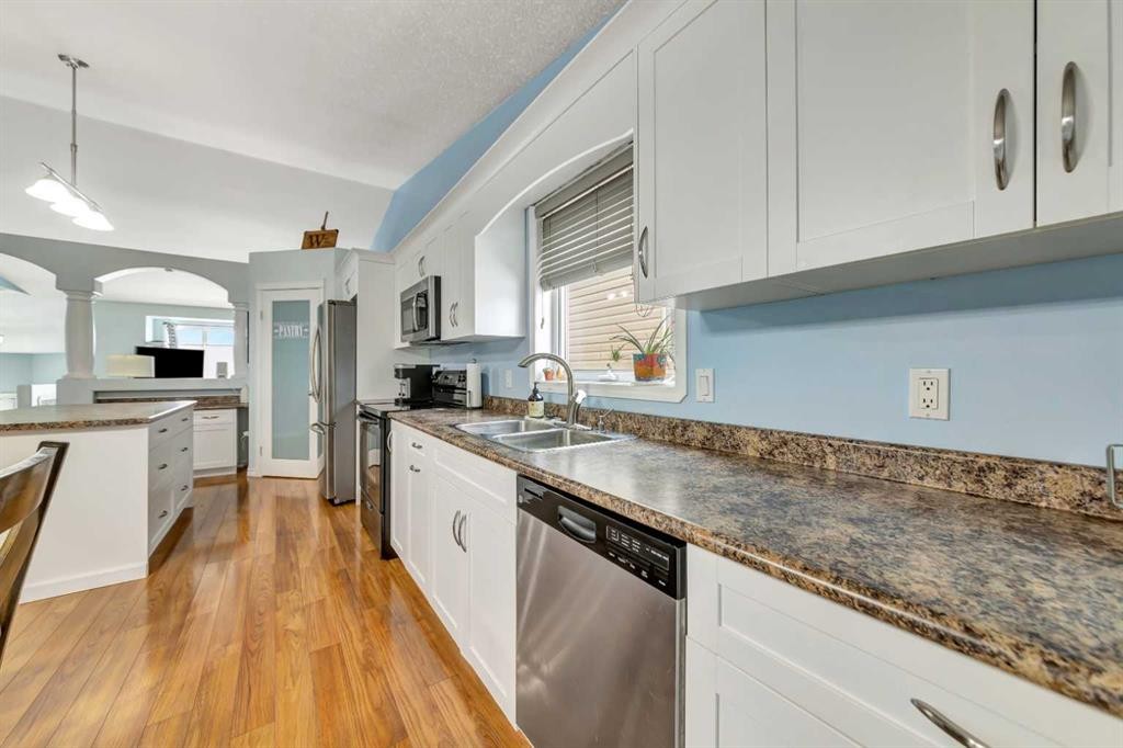 3204 65 Avenue, Lloydminster, AB - Indoor Photo Showing Kitchen With Double Sink With Upgraded Kitchen