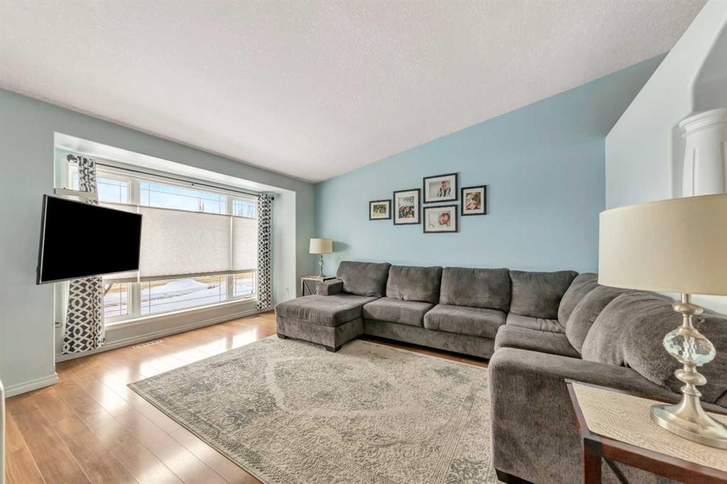 3204 65 Avenue, Lloydminster, AB - Indoor Photo Showing Living Room