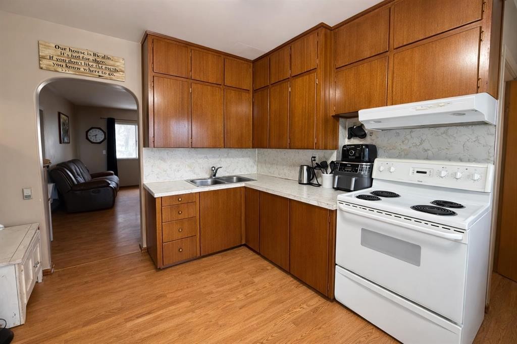 1026 11 Avenue, Wainwright, AB - Indoor Photo Showing Kitchen With Double Sink