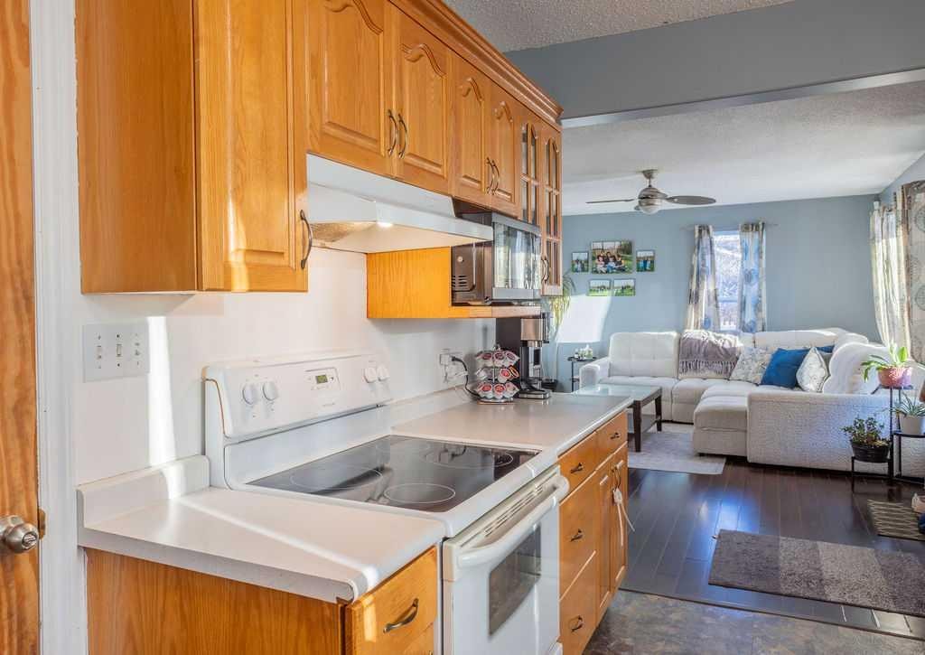 502 5 Avenue, Wainwright, AB - Indoor Photo Showing Kitchen