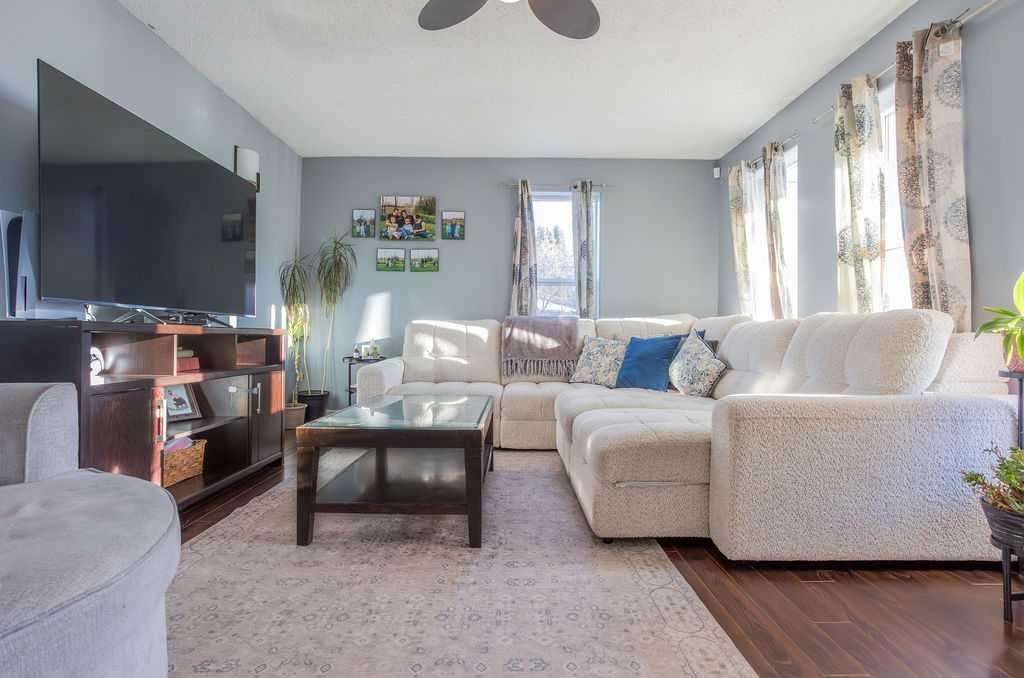 502 5 Avenue, Wainwright, AB - Indoor Photo Showing Living Room