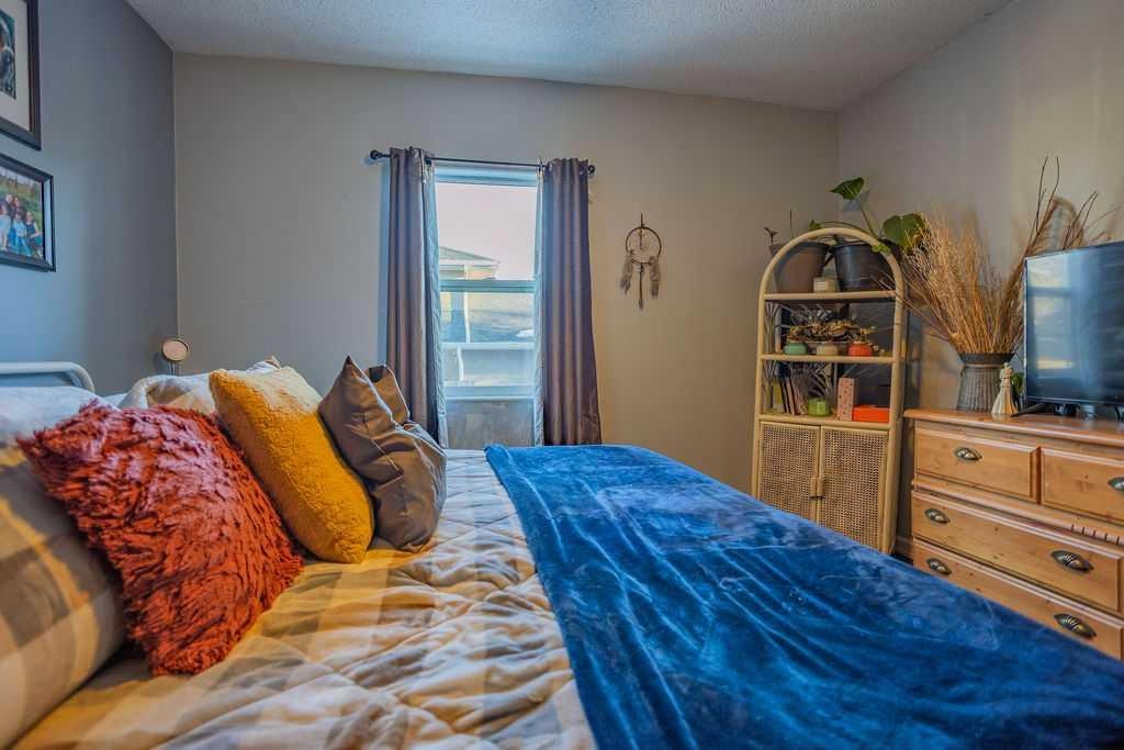 502 5 Avenue, Wainwright, AB - Indoor Photo Showing Bedroom