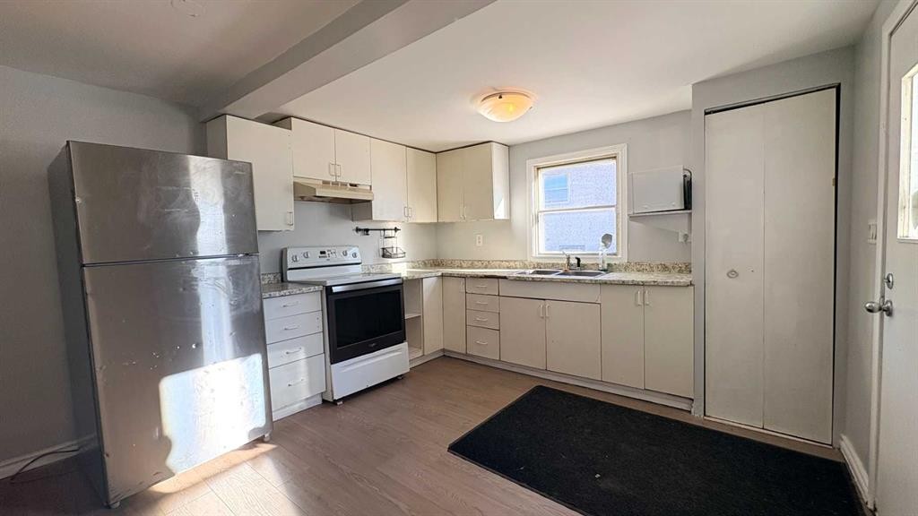 622 5 Avenue, Wainwright, AB - Indoor Photo Showing Kitchen With Double Sink