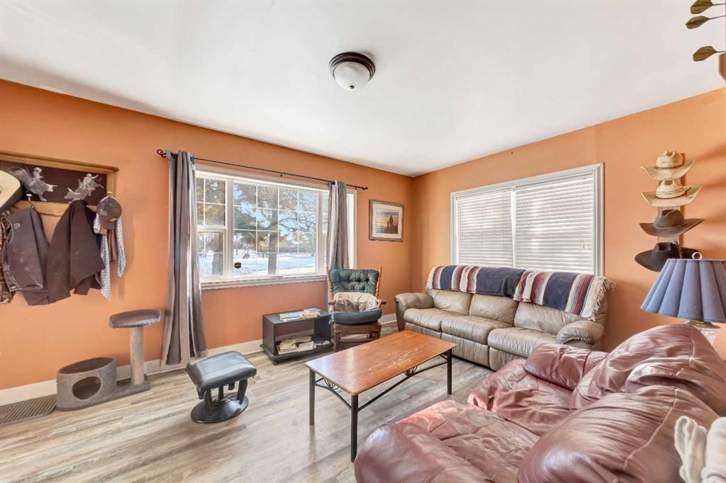 202 1 Street East, Lashburn, SK - Indoor Photo Showing Living Room