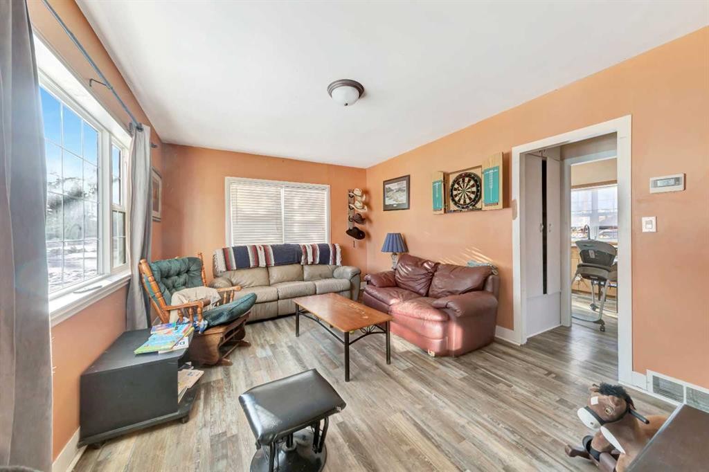 202 1 Street East, Lashburn, SK - Indoor Photo Showing Living Room