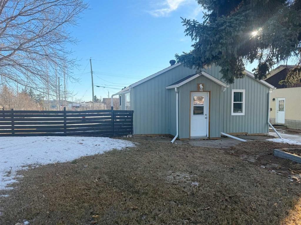 1045 17 Avenue, Wainwright, AB - Outdoor