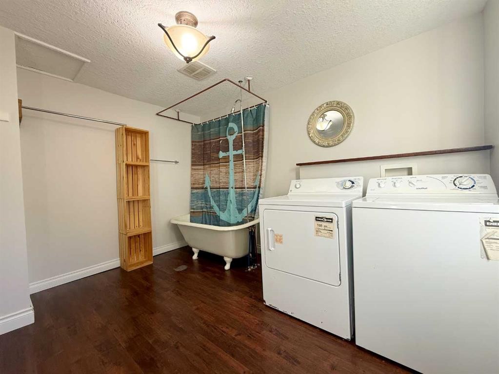 1045 17 Avenue, Wainwright, AB - Indoor Photo Showing Laundry Room