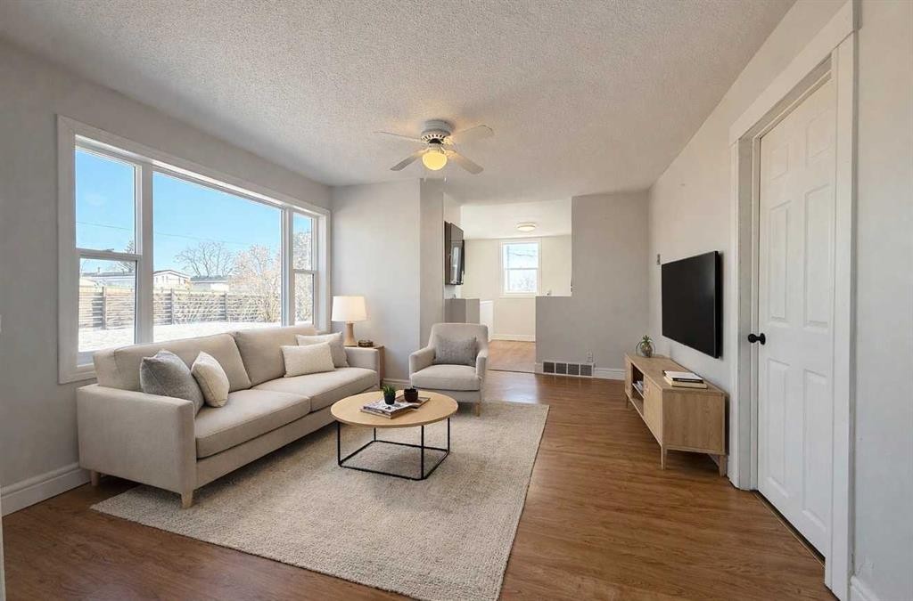1045 17 Avenue, Wainwright, AB - Indoor Photo Showing Living Room