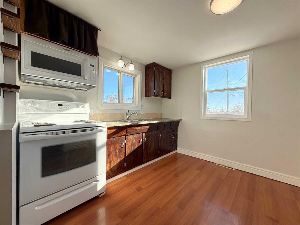 1045 17 Avenue, Wainwright, AB - Indoor Photo Showing Kitchen With Double Sink