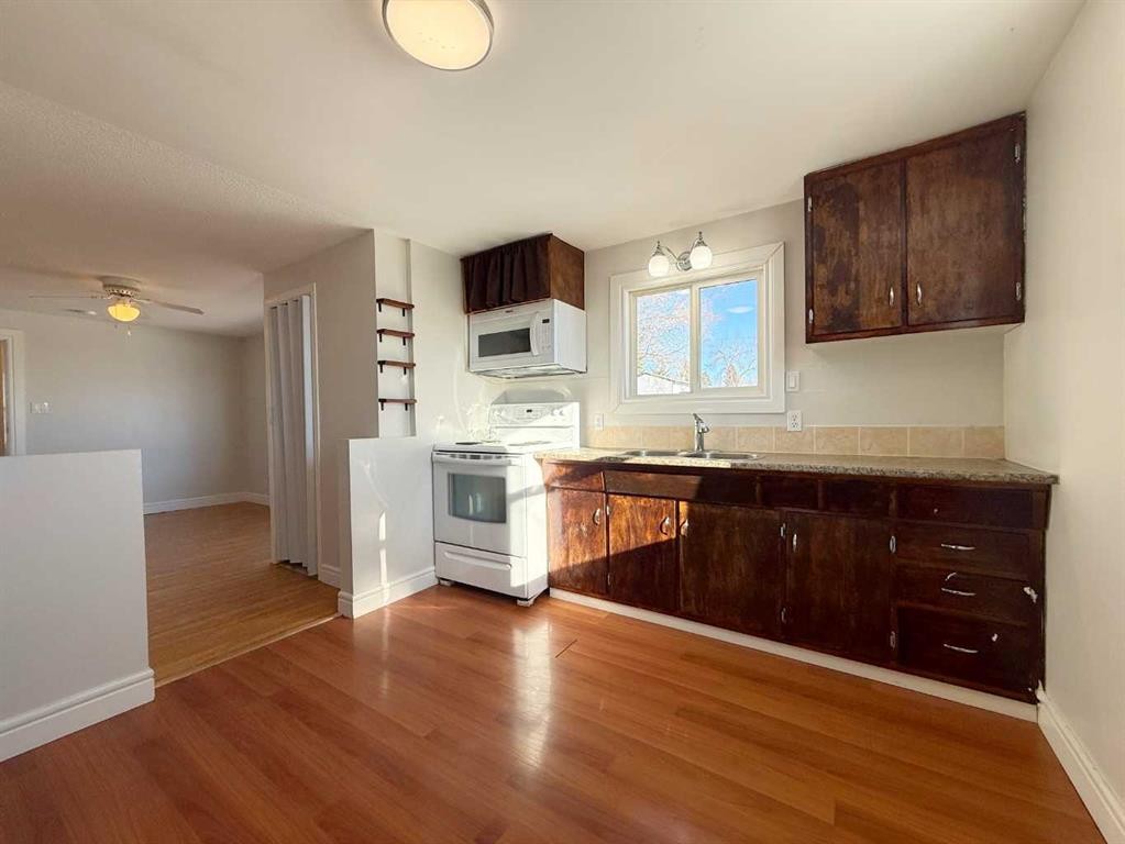 1045 17 Avenue, Wainwright, AB - Indoor Photo Showing Kitchen With Double Sink