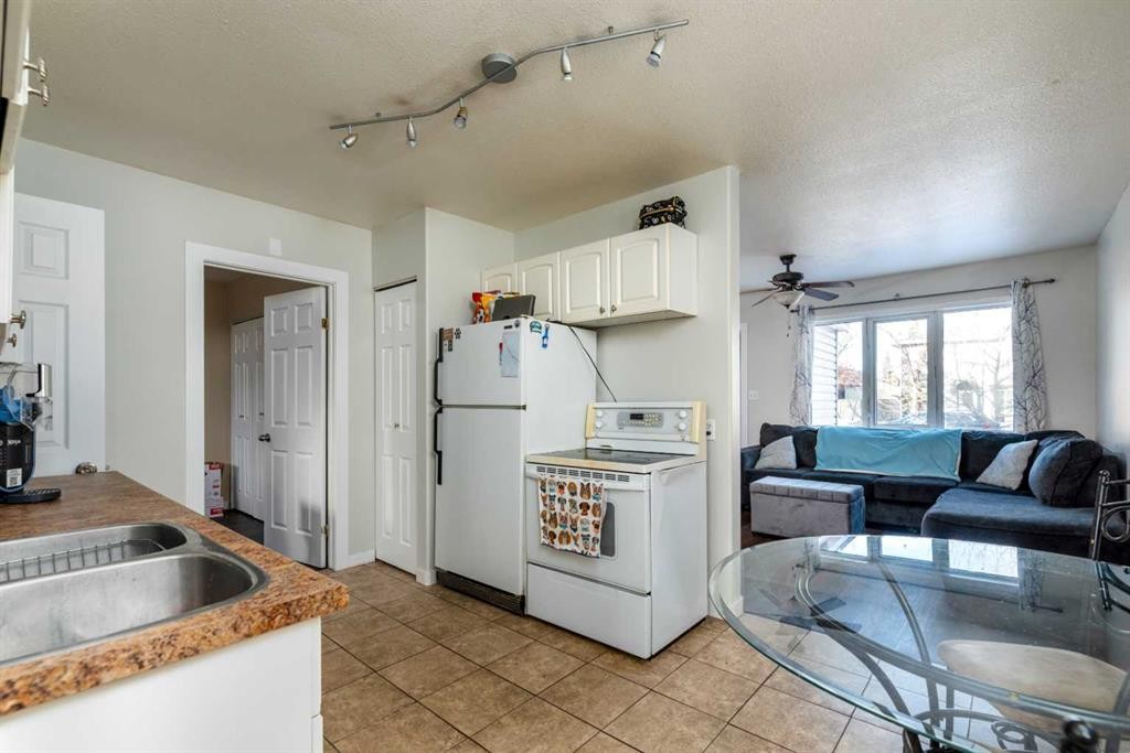 4821 47 Street, Lloydminster, SK - Indoor Photo Showing Kitchen With Double Sink