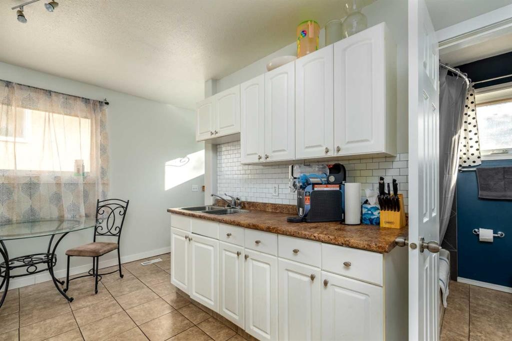 4821 47 Street, Lloydminster, SK - Indoor Photo Showing Kitchen With Double Sink
