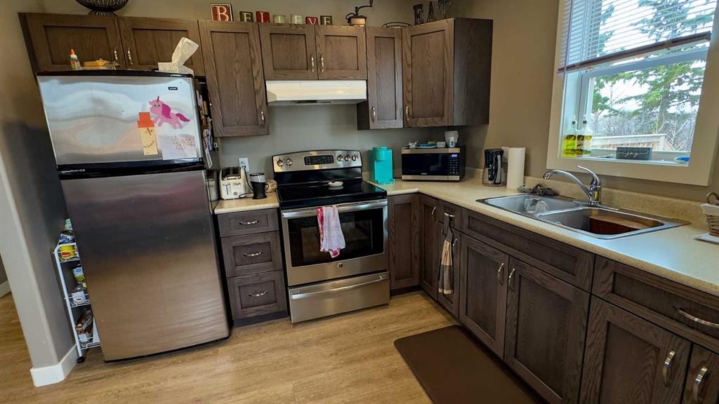 8 Rydberg, Hughenden, AB - Indoor Photo Showing Kitchen With Double Sink