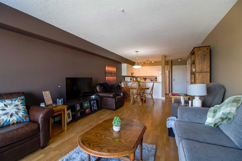 310B-5101 18 Street, Lloydminster, AB - Indoor Photo Showing Living Room
