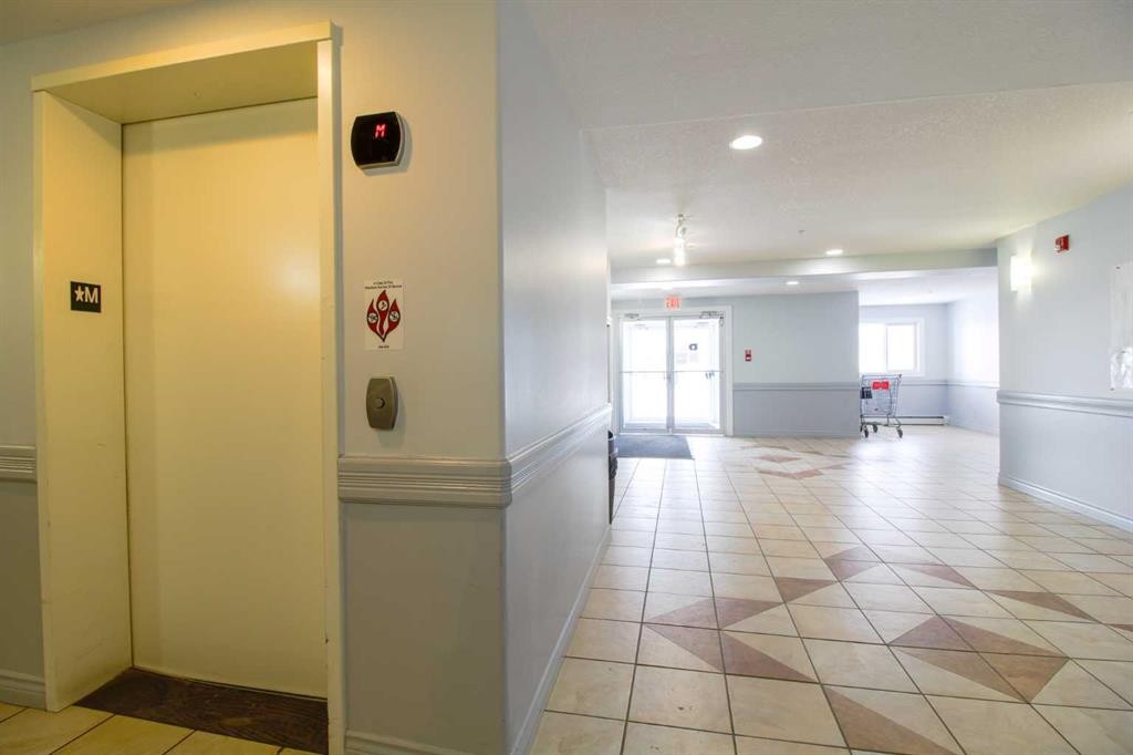 310B-5101 18 Street, Lloydminster, AB - Indoor Photo Showing Other Room