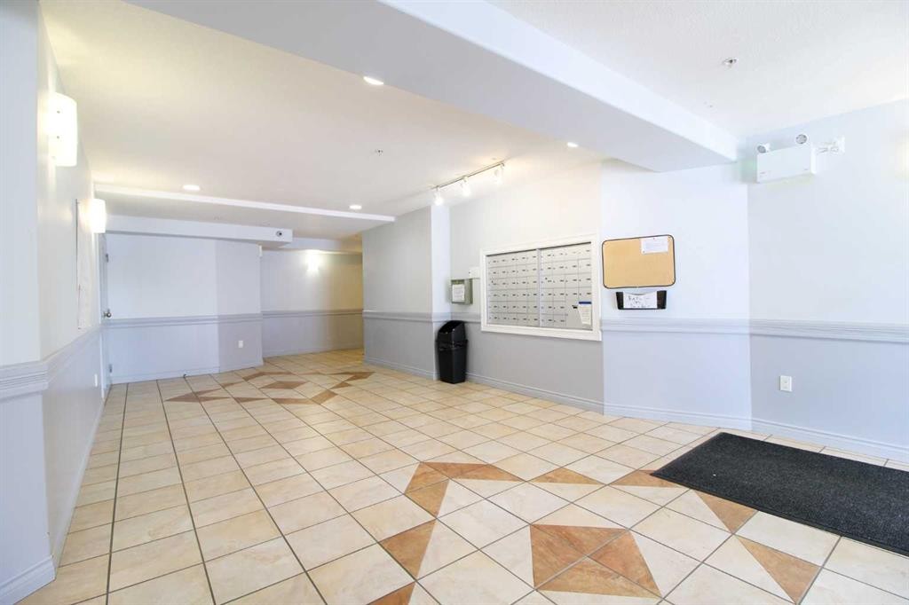 310B-5101 18 Street, Lloydminster, AB - Indoor Photo Showing Other Room