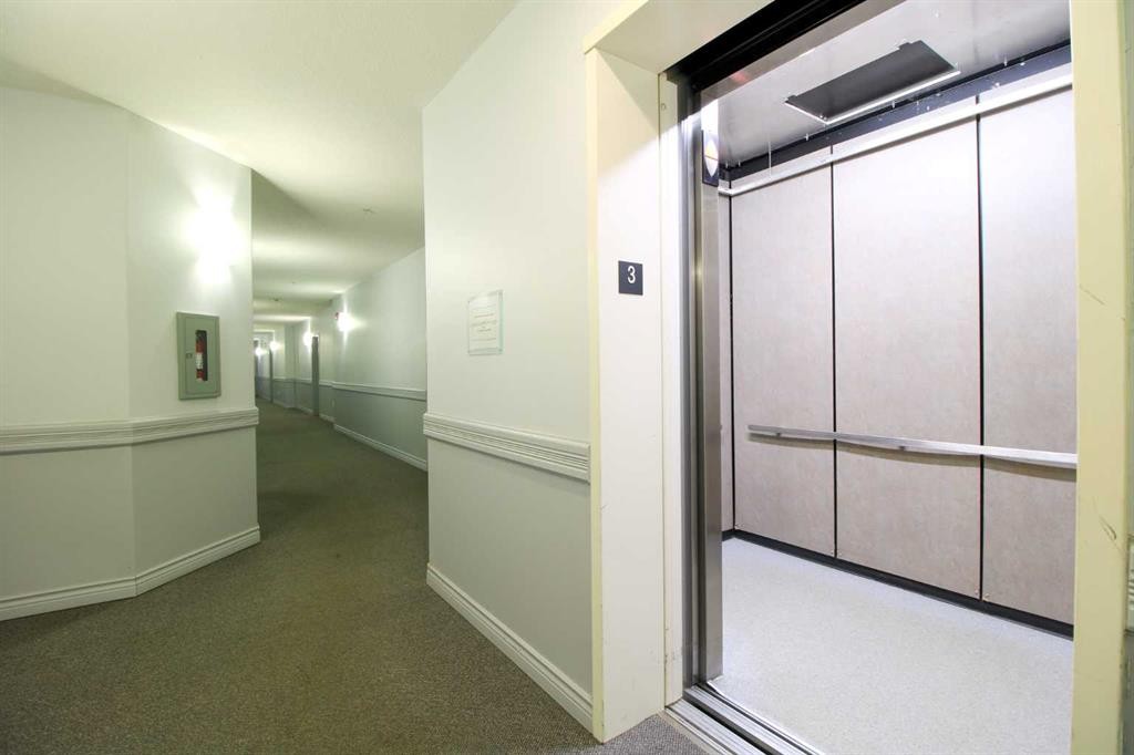 310B-5101 18 Street, Lloydminster, AB - Indoor Photo Showing Other Room