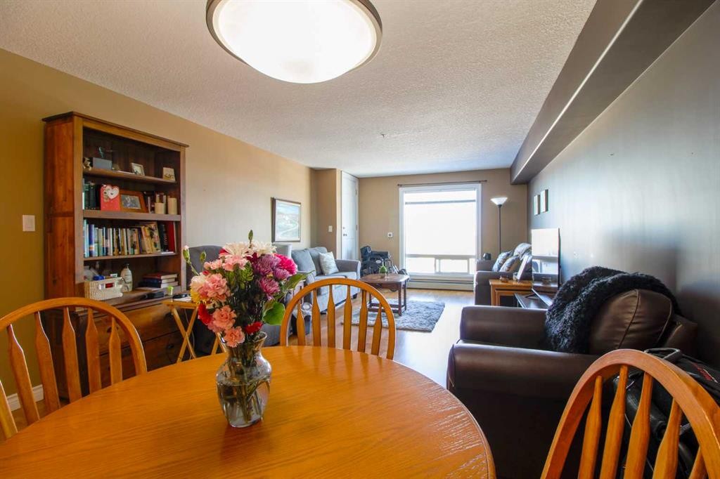 310B-5101 18 Street, Lloydminster, AB - Indoor Photo Showing Dining Room