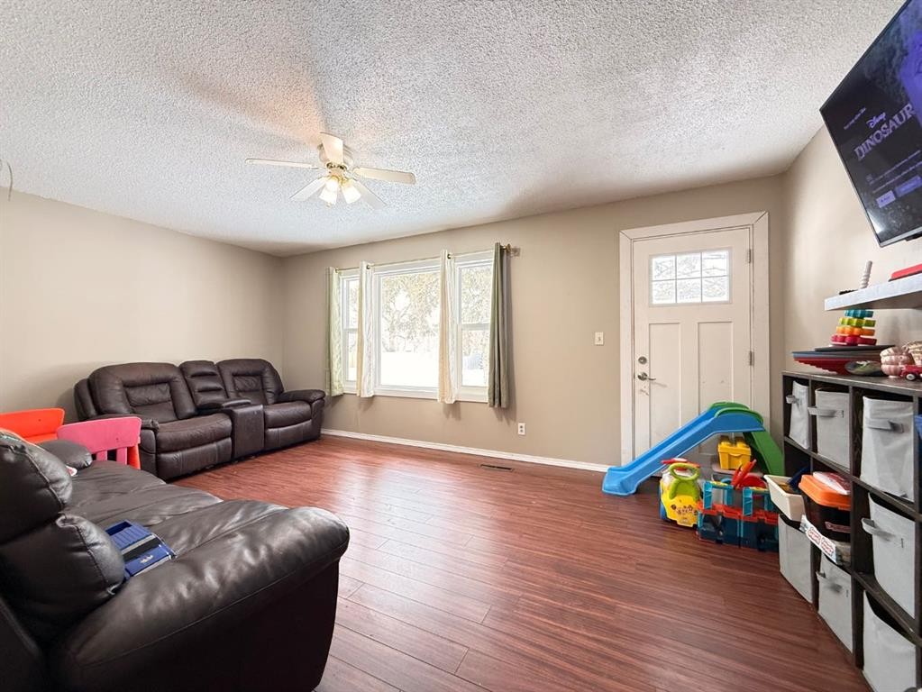 511 Main Street, Maidstone, SK - Indoor Photo Showing Living Room