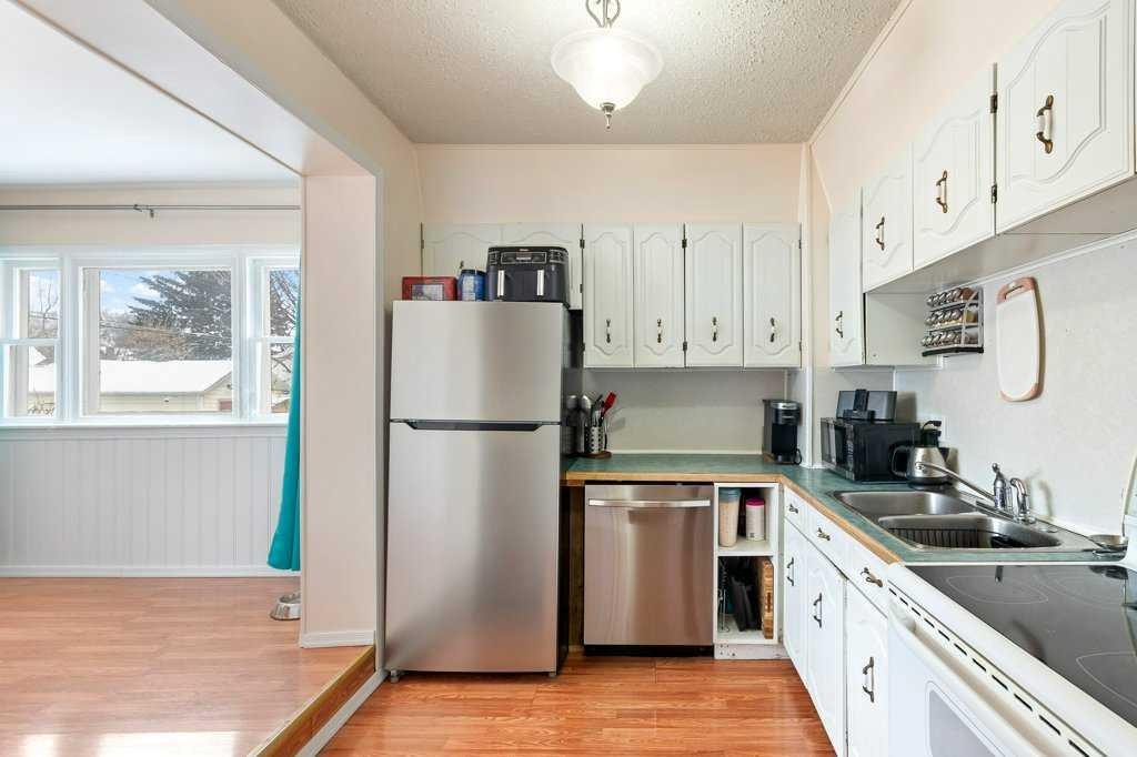 5412 50 Street West, Lloydminster, AB - Indoor Photo Showing Kitchen With Double Sink