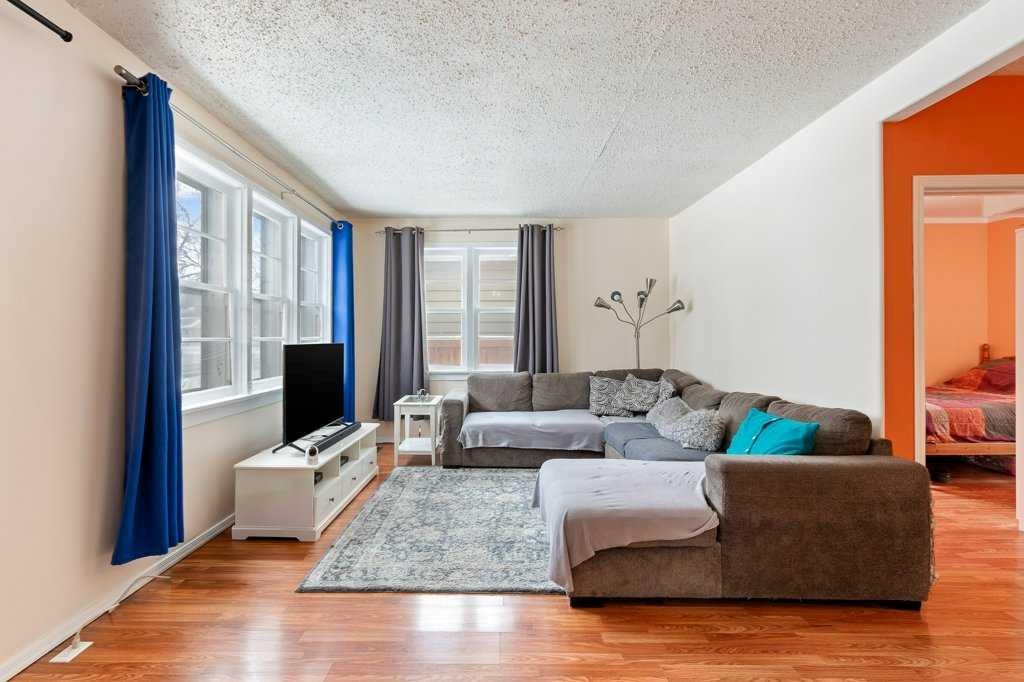5412 50 Street West, Lloydminster, AB - Indoor Photo Showing Living Room