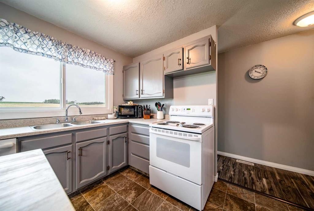 52005 Twp Rd 443, Rural Wainwright No. 61, M.D. Of, AB - Indoor Photo Showing Kitchen With Double Sink