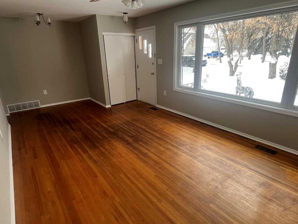 5015 53 St, Mannville, AB - Indoor Photo Showing Other Room